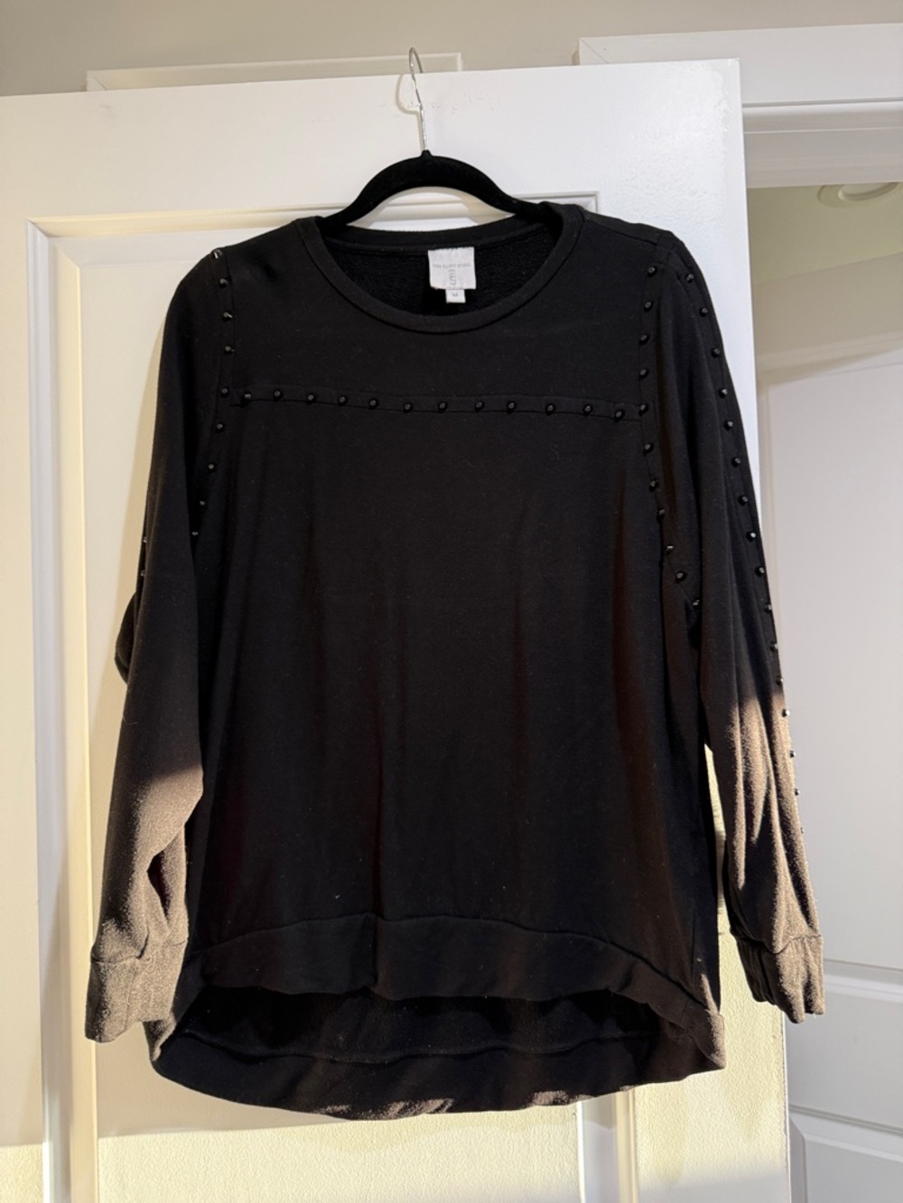 Tess Elliott Studio Women’s Black Long-Sleeve Studded Pullover Top